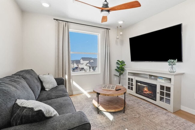 Building Photo - 304 Cliff Swallow Ave Unit SI ID1460914P