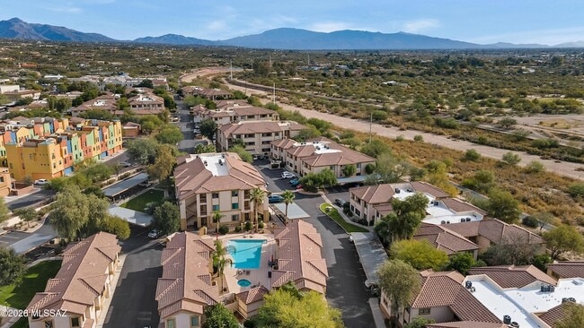 Building Photo - 2550 E River Rd Unit 13305