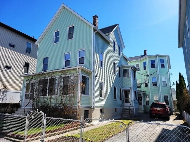 Building Photo - 73 1/2 Esther St Unit 3