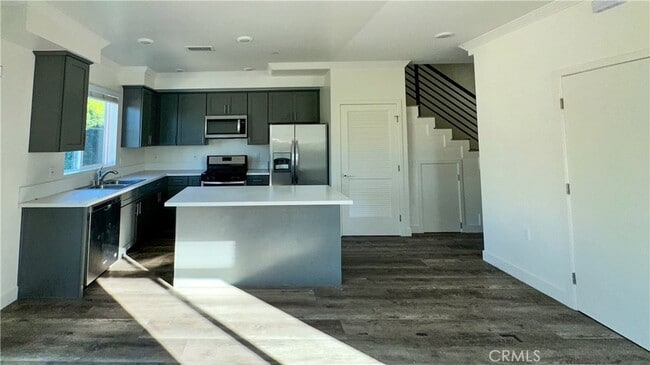 Photo - 14019 Vanowen St