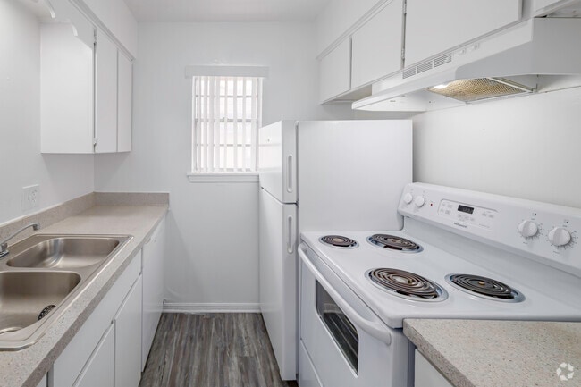 2BR, 1BA - 876SF - Kitchen - Campus Pointe