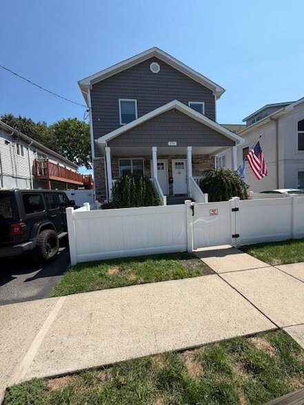 Building Photo - 774 6th St Unit 2