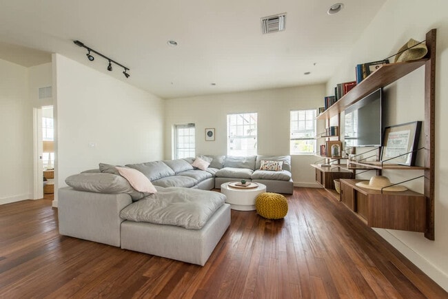 Photo - 701 4th St Unit ID1320732P