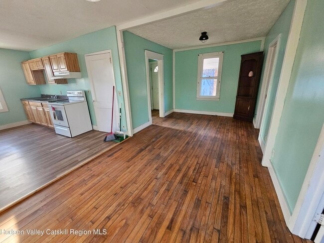 Photo - 8 Freehold Mills Dr