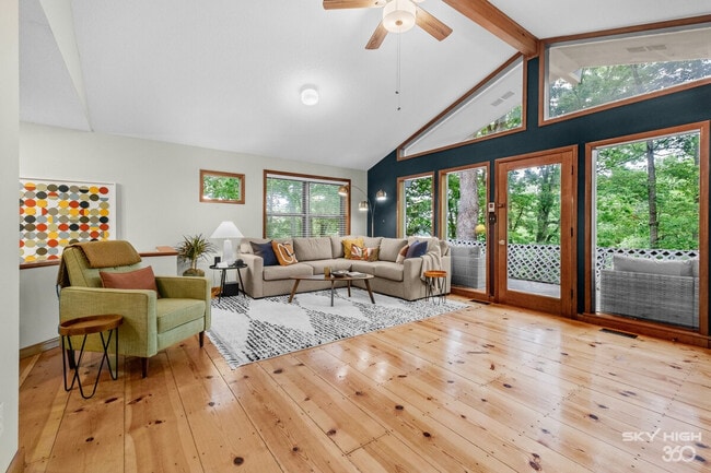 Building Photo - 20410 Valley Dr Unit ID1221826P