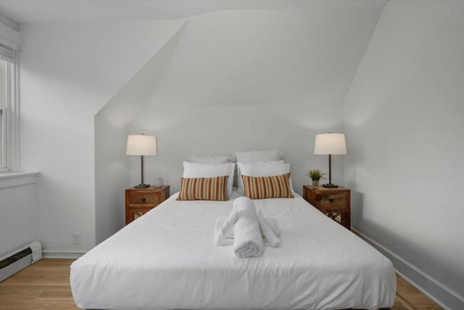 Photo - 242 Mccormick Pl Unit ID1056105P