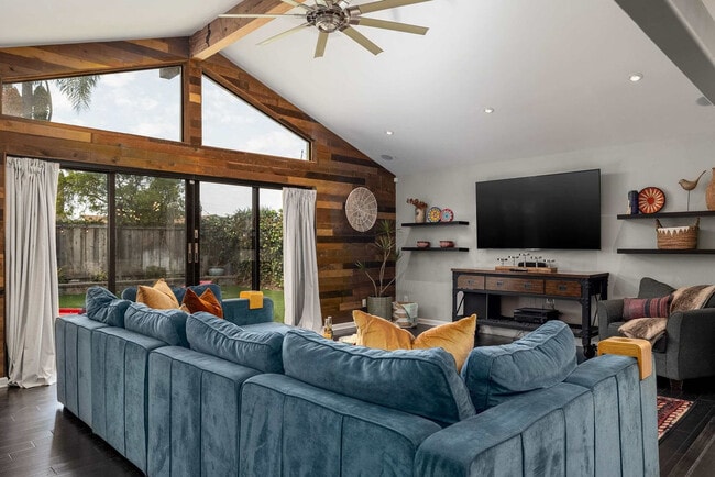 Building Photo - 6922 Jackson Dr Unit ID1296611P