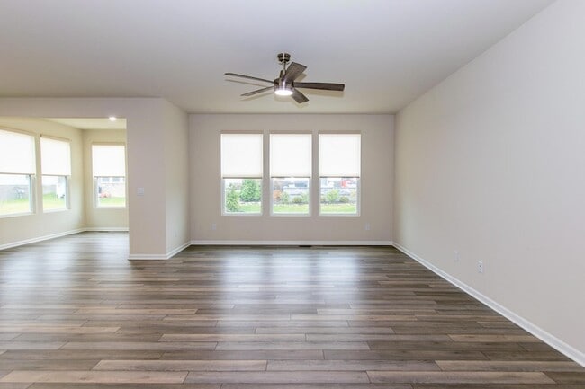 Photo - 717 Risdon Trail S