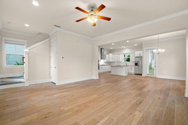 Photo - 99 Grande Pointe Cir