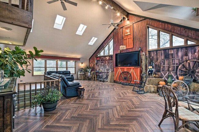 Building Photo - 27W272 E Devon Ave Unit ID1305807P