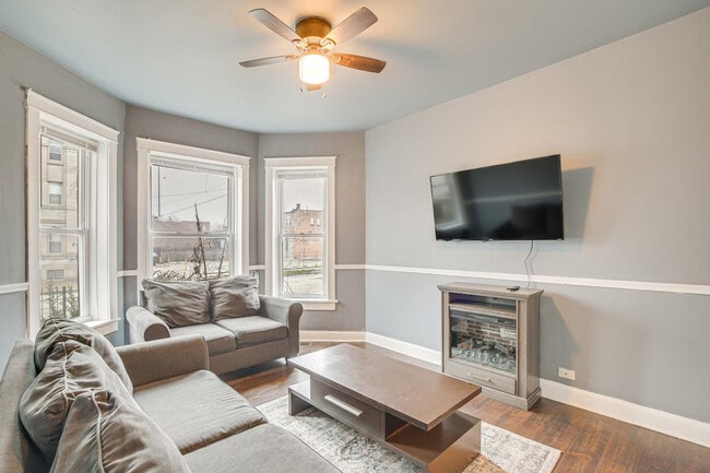 Building Photo - 7442 S Ingleside Ave Unit ID1306745P