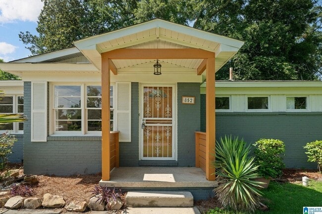 Photo - 852 Twin Lake Dr NE