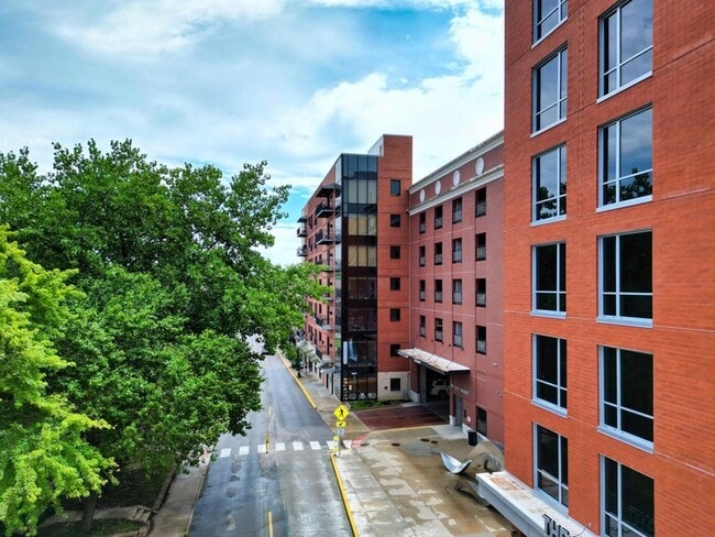 Building Photo - 1200 E Walnut St Unit 401