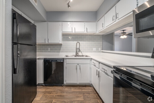 2BR, 2BA - 1,009SF - Kitchen - Waterside Apartments