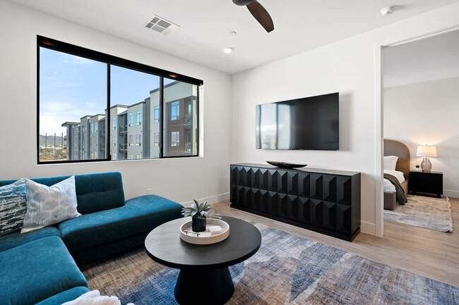 Building Photo - 15825 N 71st St Unit ID1380008P