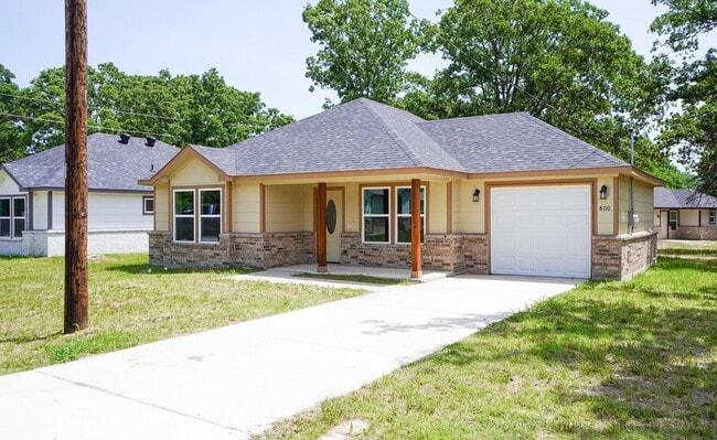 Photo - 800 Hemlock Dr