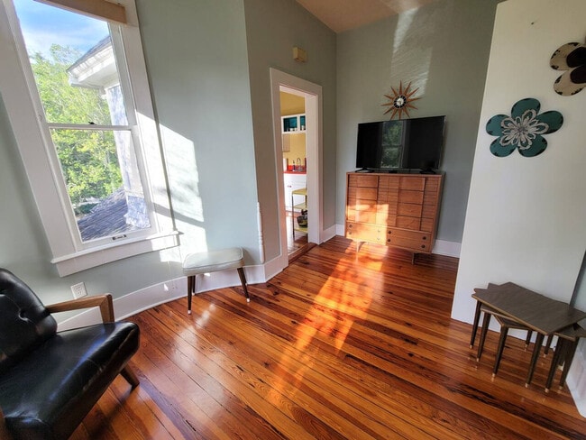 Building Photo - 205 SE 7th St Unit ID1359102P