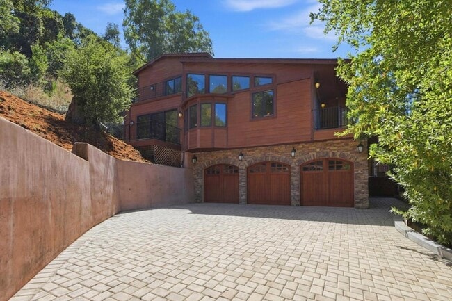 Building Photo - 3911 Pepper Tree Ct