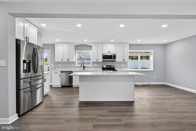 Photo - 2403 Kingsway Rd