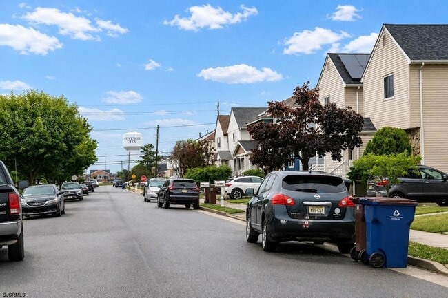 Photo - 610A N Victoria Ave