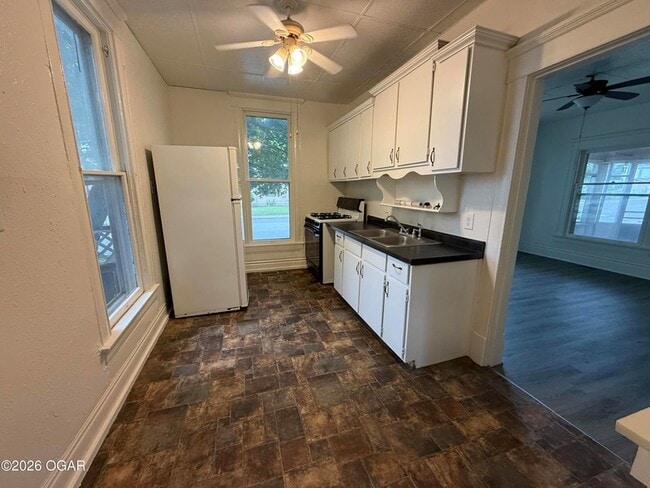 Photo - 930 W 1st St