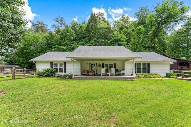 Building Photo - 519 Country Oaks Dr