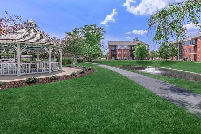 gazebo pond property - Longacre Apartment Resort