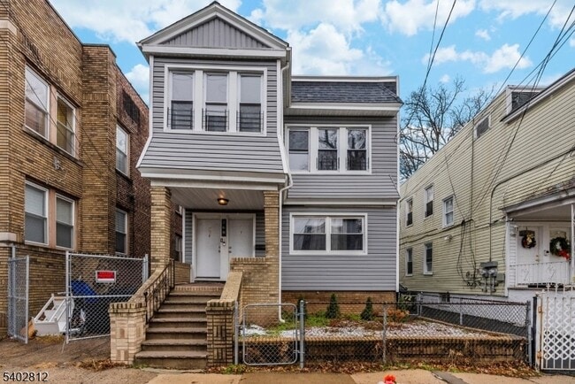 Building Photo - 268 Leslie St Unit 270