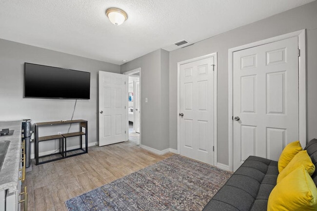 Building Photo - 4219 E Henry Ave Unit ID1244335P