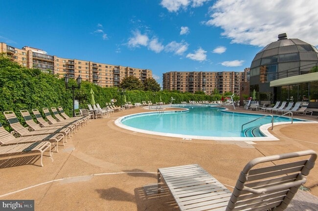 Building Photo - 8370 Greensboro Dr Unit 211