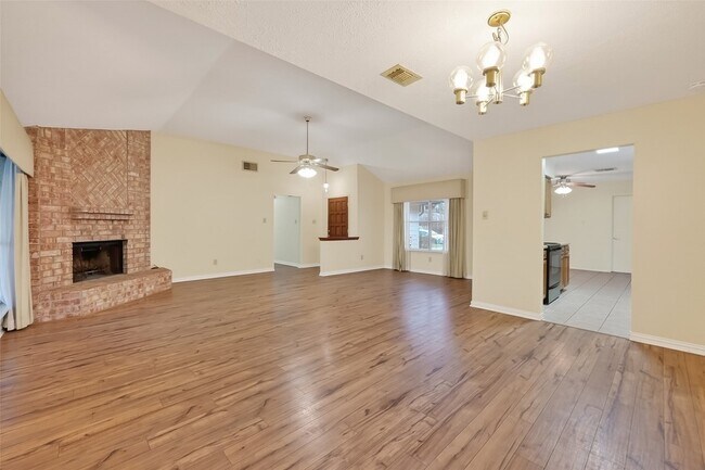 Photo - 21623 Crescent Heights St