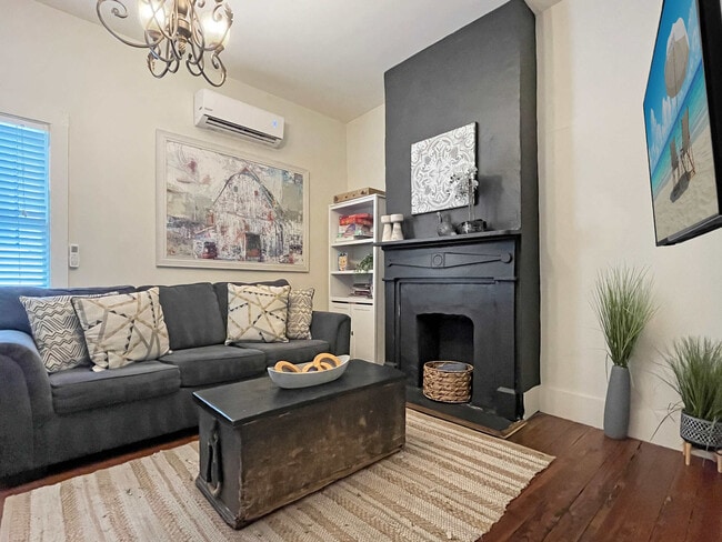 Building Photo - 515 E Huntingdon St Unit ID1244807P