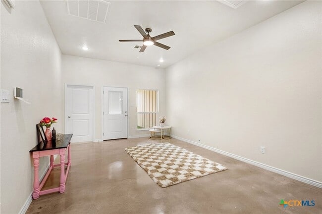 Photo - 410 W Avenue C