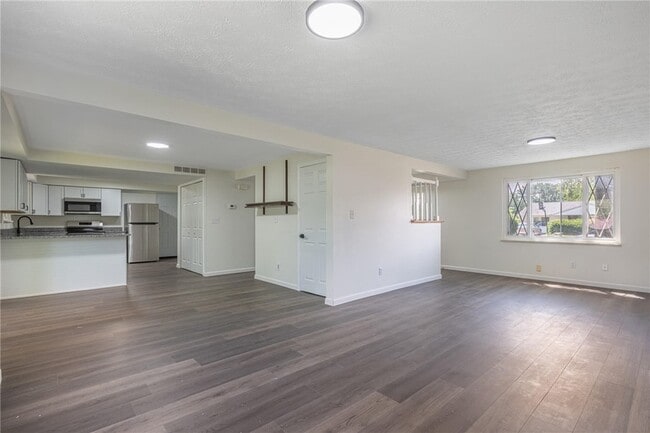 Photo - 6221 Longford Rd