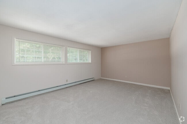 1BR, 1BA - 765SF - Living Room - Carriage House East