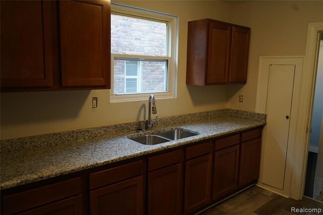 Photo - 7010 Thatcher St