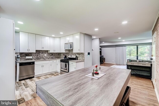 Building Photo - 6012 Westchester Park Dr Unit 101