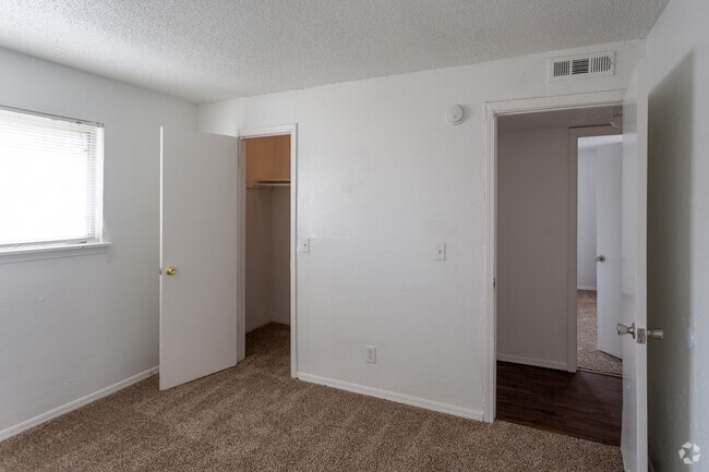 2BR, 1BA 872SF - Highland Park