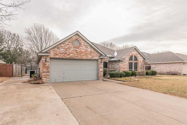 Photo - 344 College St S