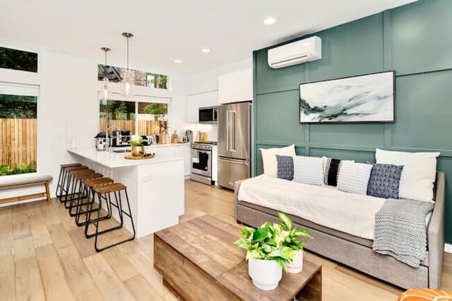 Building Photo - 628 10th Ave E Unit ID1035859P