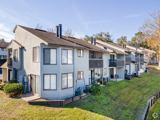 Building Photo - Laurel Grove Apartment Homes