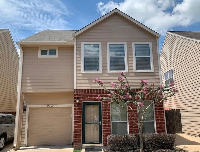 Building Photo - 2237 Naomi St