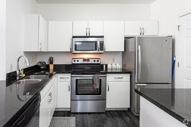 2BR, 2BA - 1093 SF - Red Rox Villas