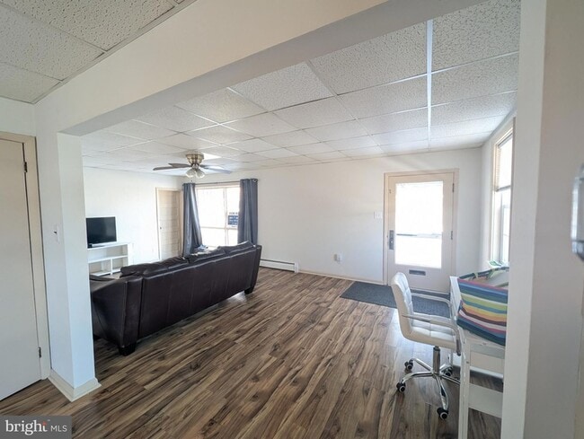 Photo - 213 Lincoln Way W