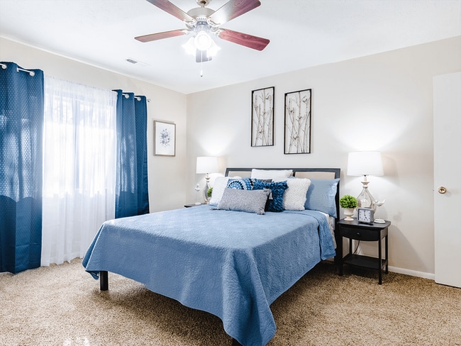 Spacious bedroom with lovely natural light - Park on Center