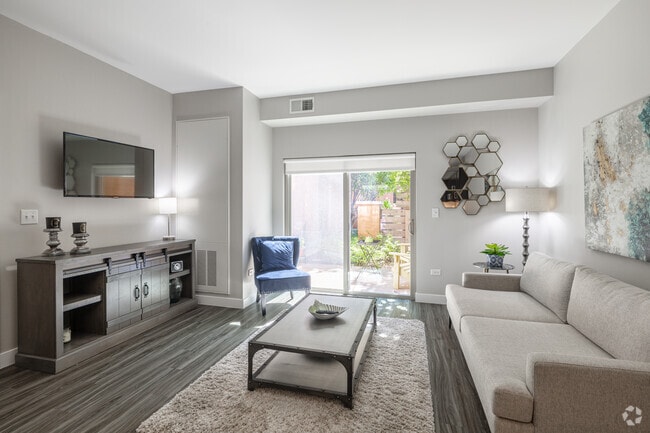 1BR, 1BA - 809SF - Living Room - Uptown La Grange