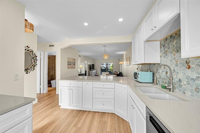 Photo - 2731 NE 14th Street Causeway Unit 421