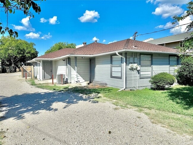 Building Photo - 2526 Louise St Unit B