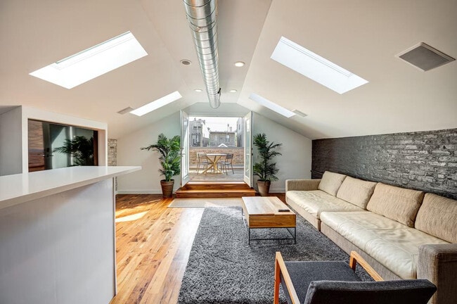 Photo - 1519 W Superior St Unit ID1255747P