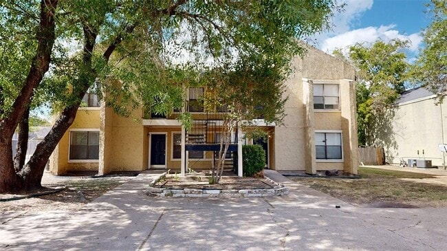 Building Photo - 301 Manuel Dr Unit A